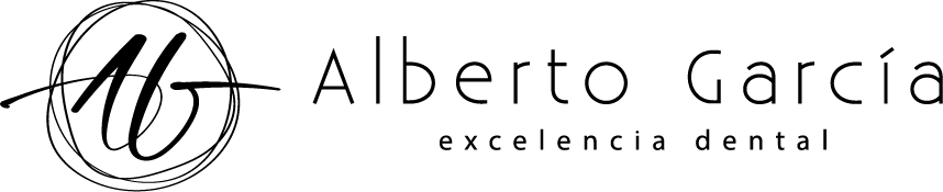 Logotipo horizontal en negro de la Clínica Dental Alberto García Valladolid